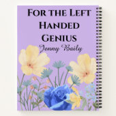 名前をカスタムする離れ女の子と手に持ったフローラ薄紫 ノートブック (裏面)