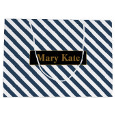 名前をカスタムする青/白ストライプ色 ラージペーパーバッグ (裏面)
