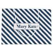 名前をカスタムする青/白ストライプ色 ラージペーパーバッグ (裏面)