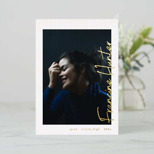 名前をカスタムする高校卒業金ゴールド 箔招待状 (立ち正面)