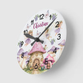 名前をカスタムする魔法フェアリーピンクマッシュルーム ラウンド壁時計 (傾斜)