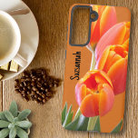 名前をカスタムする鮮やかオレンジチューリップ花写真 SAMSUNG GALAXY S21ケース<br><div class="desc">デザインの焦点は、黄色の縁のオレンジ色のチューリップのこのクローズアップ鮮やかフローラ写真に置かれている。テンプレートフィールドに名前、イニシャルを入力し、文字を削除するか、デザインツールを使用してフォントのスタイル、サイズ、色を選択して編集する。このページの転送スクロールバーで、このデザインを別の製品または電話ケースのブランドに転送できる。</div>