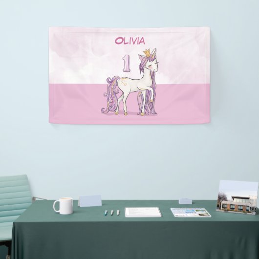 名前をカスタムする1歳の誕生日ピンクの馬と王冠 横断幕 (トレードショー)