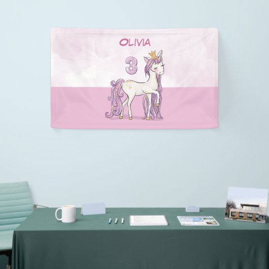 名前をカスタムする3位誕生日ピンクホース王冠 横断幕 (トレードショー)