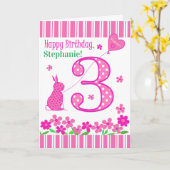 名前をカスタムする3回目の誕生日とピンクバニーカード カード (黄色い花)