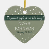 名前をカスタムする&デイトベビーオンザセージグリーンスノーウィー セラミックオーナメント (正面)