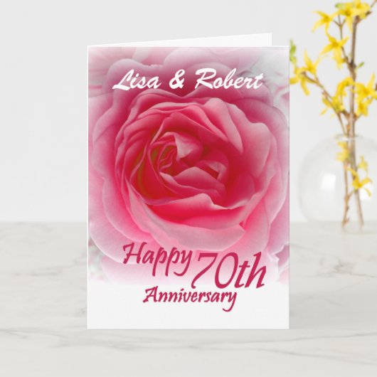 名前をカスタムする-ピンクのバラとの第70記念日 カード (黄色い花)