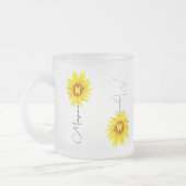 名前をカスタムする&モノグラムひまわりエレガント付き フロストグラスマグカップ (左)