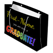 名前をカスタムする + "今ではです卒業生!" (虹) ラージペーパーバッグ (正面アングル)