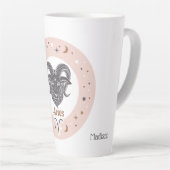 名前をカスタムする〔占星術の〕十二宮図の署名 カフェラテマグ (右アングル)