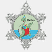 名前をカスタムする、少年、誕生日恐竜 スノーフレークピューターオーナメント (正面)