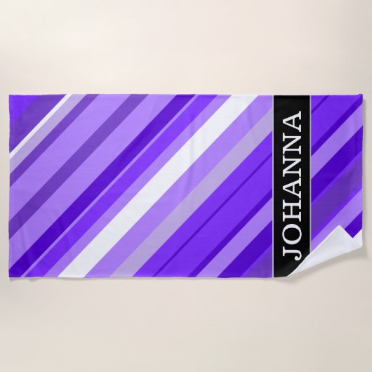 名前をカスタムする + 紫色および白い縞模様 ビーチタオル (正面)