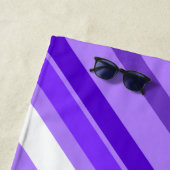 名前をカスタムする + 紫色および白い縞模様 ビーチタオル (インサイチュ)