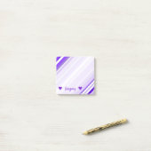 名前をカスタムする + 紫色および白い縞模様 ポストイット (デスク上)