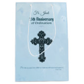 名前をカスタムする・記念日の叙勲、司祭 ミディアムペーパーバッグ (正面)