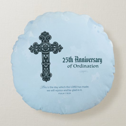 名前をカスタムする・記念日の叙勲、司祭 ラウンドクッション (正面)
