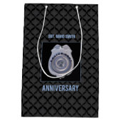 名前をカスタムする、警察署との記念日 ミディアムペーパーバッグ (裏面)