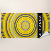名前をカスタムする + 黄色及び灰色の入り込まれた円パターン ビーチタオル (正面)