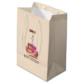 名前をカスタムする、1歳の誕生日、甘いピンクケーキ ミディアムペーパーバッグ (裏面アングル)