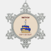 名前をカスタムする、1歳の誕生日、甘いブルーケーキ スノーフレークピューターオーナメント (正面)