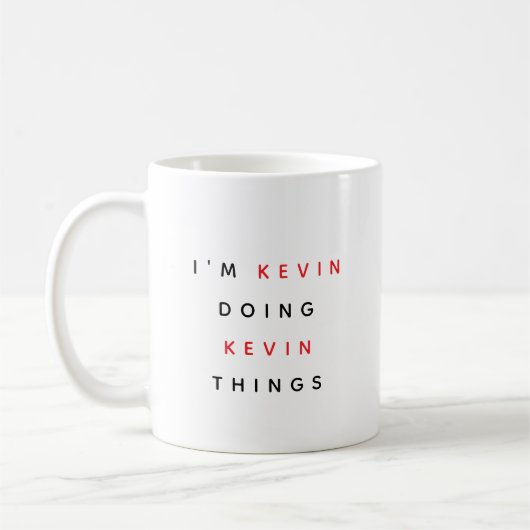 名前をカスタムする「Kevin Doing Kevin Things」 コーヒーマグカップ (左)