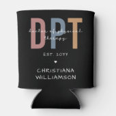 名前をカスタムするDPTドクター・オブ・フィジカルセラピー 缶クーラー (裏面)