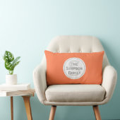 名前をカスタムするMonogrammed.Peachesのオレンジ及び白 ランバークッション (椅子)