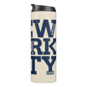 名前をカスタムするNYCタイポグラフィタンブラー タンブラー (回転右)