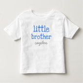 名前をパーソナライズされた追加Blue文字Little Brother トドラーTシャツ (正面)
