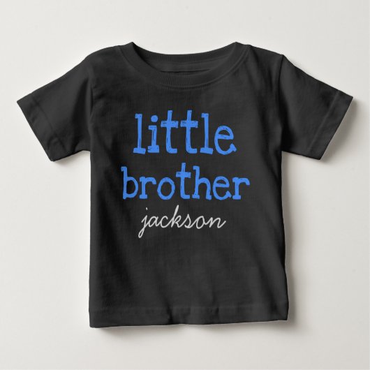 名前をパーソナライズされた追加Blue文字Little Brother ベビーTシャツ (正面)