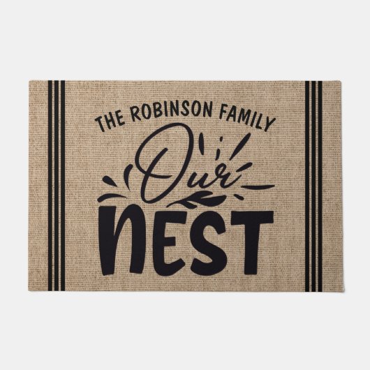 名前をパーソナライズされた追加Nest Welcome ドアマット (正面)