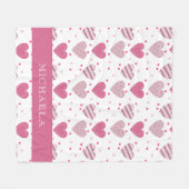 名前を付け加えてかわいいピンクのハート柄ベビーガール フリースブランケット (正面(横))