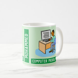 名前を持つアジアの男性のコンピュータープログラマ。 コーヒーマグカップ