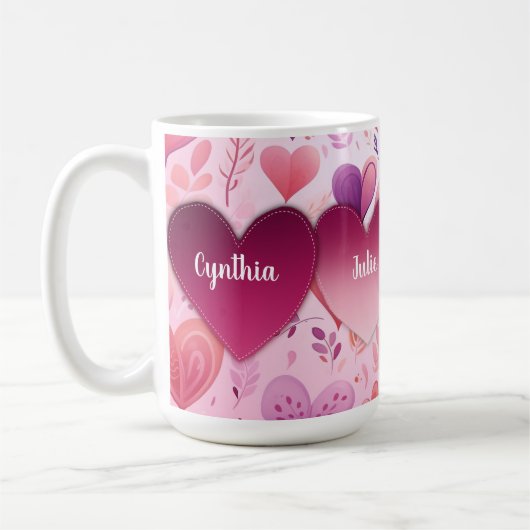 名前を持つパターン上の修正されたファミリハート コーヒーマグカップ (左)