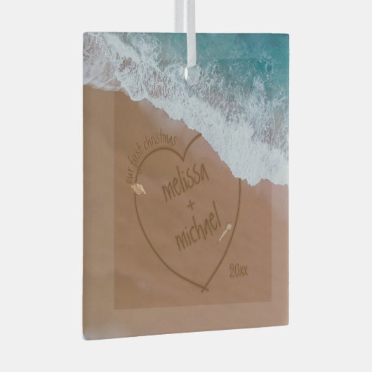 名前を持つ私たちの初めてのクリスマス日付ビーチ ガラスオーナメント (正面右)