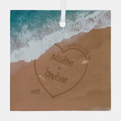 名前を持つ私たちの初めてのクリスマス日付ビーチ ガラスオーナメント (裏面)