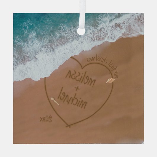 名前を持つ私たちの初めてのクリスマス日付ビーチ ガラスオーナメント (裏面)