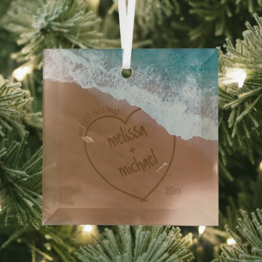 名前を持つ私たちの初めてのクリスマス日付ビーチ ガラスオーナメント (インサイチュ)