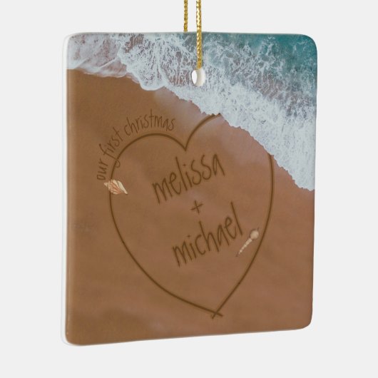 名前を持つ私たちの初めてのクリスマス日付ビーチ セラミックオーナメント (右)