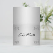 名前を記した elegant silver swirl のテーブルカード 招待状 (スタンド正面)