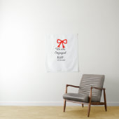 名前を赤いリボンと現代的な文字で飾ります タペストリー (インサイチュ)