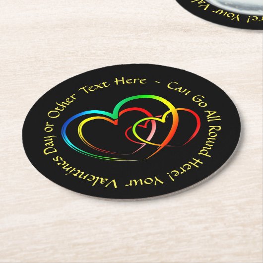 名前を追加するテキストメッセージ - 黒のハート ラウンドペーパーコースター (アングル)