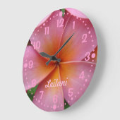 名前を追加するピンクのプルメリア花時計(分) ラージ壁時計 (傾斜)