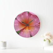 名前を追加するピンクのプルメリア花時計(分) ラージ壁時計 (ホーム)