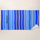 名前を追加する青と白の波ストライプ線航海の ビーチタオル (正面)