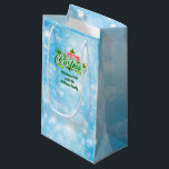 名前を追加するMerry Christmas Blue スモールペーパーバッグ<br><div class="desc">スモール抱き枕- – 名前または任意の文字を追加 – - -プレート、ナプキン、コースターとロットの中でこのデザインの店内を参照！</div>