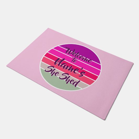 名前を追加ようこそ彼女にピンクのレトロ夕日 ドアマット (アングル)
