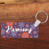 名前を追加ハッピーレトロ花70sデイジーおもしろいかわいい キーホルダー (正面)