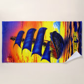 名前を追加、スタイル化された青い海賊帆船サンセット ビーチタオル (正面)