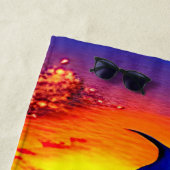 名前を追加、スタイル化された青い海賊帆船サンセット ビーチタオル (インサイチュ)